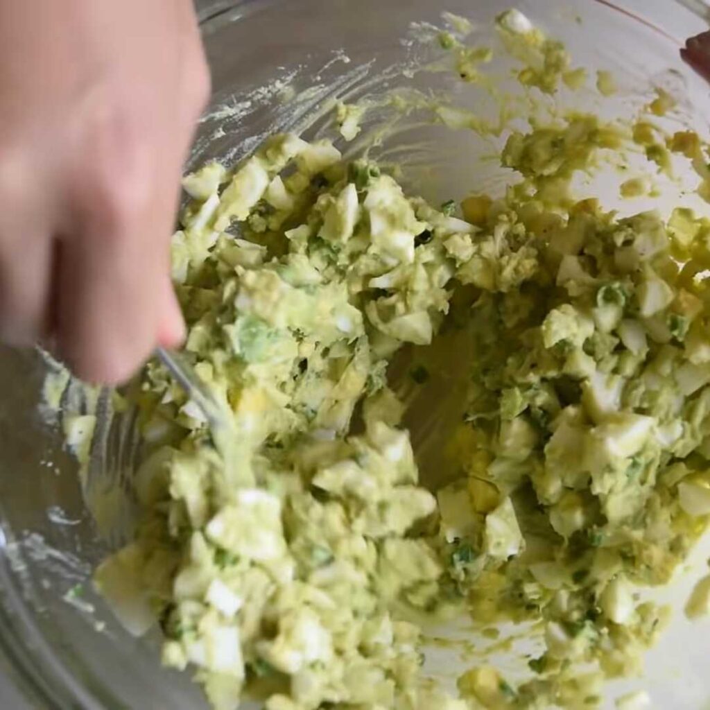 Avocado salad preparation